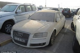 Dubaï - des milliers de voitures de luxe abandonnées et mises en vente