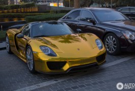 Une Porsche 918 Spyder avec Pack Weissach en or