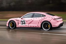 Trois Porsche Taycan avec des décorations mythiques