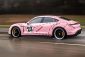 Trois Porsche Taycan avec des décorations mythiques