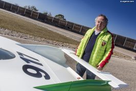 Porsche félicite la légende du sport automobile Kurt Ahrens pour ses 80 ans