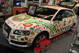 Une Audi A3 recouverte de perles décoratives