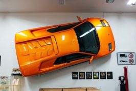 Vente de l'ancienne Lamborghini Diablo VT accrochée au mur du musée