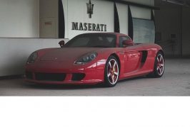 Une rare Porsche Carrera GT abandonnée dans une concession chinoise