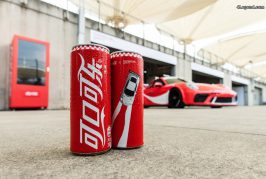 Des canettes Coca-Cola aux couleurs de la Porsche Carrera Cup Asia en édition limitée
