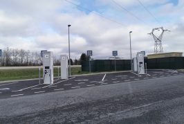 Carrefour va installer en France près de 2 000 bornes de recharge pour véhicules électriques