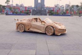 Une étonnante reproduction roulante en bois de la Bugatti Centodieci