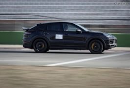 Walter Röhrl teste le futur Porsche Cayenne ultra sportif et restylé sur le Hockenheimring