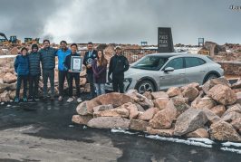 Le Porsche Taycan Cross Turismo décroche le record du monde d'altitude au Pikes Peak