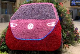 Un VW ID. Buzz fait de fleurs exposé à Bruxelles