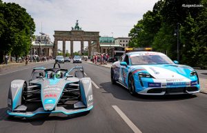 big-porsche-taycan-safety-car-formule-e-