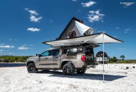 Un VW Amarok PanAmericana en version pick-up aménagé avec tente de toit et hardtop