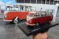 Miniature Volkswagen T1 Samba de 1962 par Solido au 1:18 vs VW T1 Samba orginal à Wolfsburg