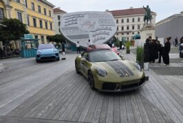 IAA 2025 - Stand Porsche au centre de Munich avec un écusson géant