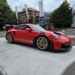 Miniature Porsche 911 GT3 RS Type 992 rouge Indien de GT Spirit au 1:12 – GT939