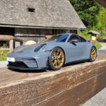 Miniature Porsche 911 GT3 Touring Type 992.2 Gris Ardoise Neo de 2025 au 1/18 par GT Spirit – GT577